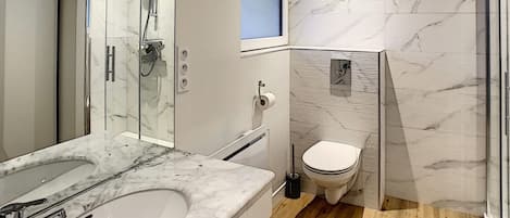 Dusche, Haartrockner, Handtücher, Seife