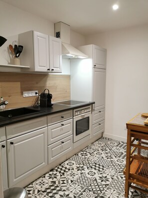 Frigorifero, microonde, forno, piano cottura