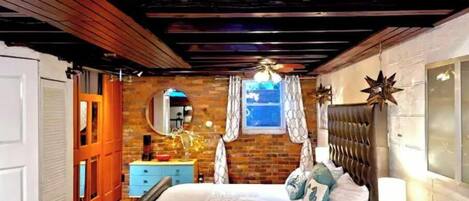 1 habitación, escritorio, tabla de planchar con plancha y cuna de viaje