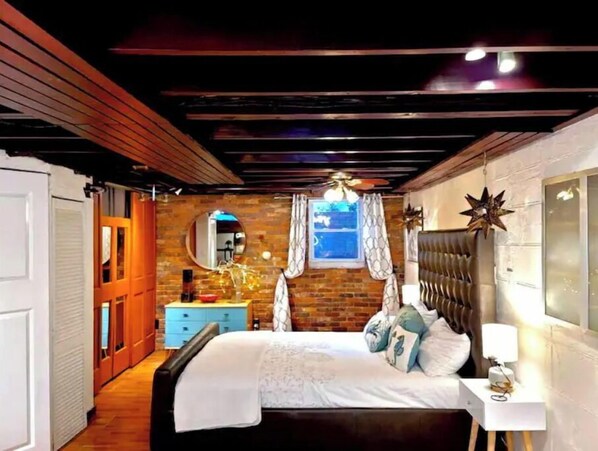 1 chambre, bureau, fer et planche à repasser, lit parapluie