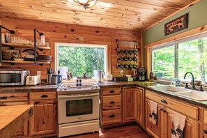 Fridge, microwave, oven, stovetop - Cabin close to town, private beach, parking & hot tub (Old Forge)