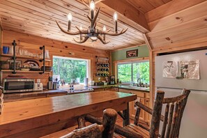 Fridge, microwave, oven, stovetop - Cabin close to town, private beach, parking & hot tub (Old Forge)