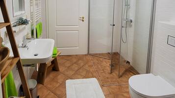 Haartrockner, Handtücher, Seife, Toilettenpapier