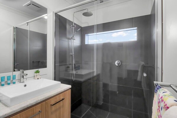 Bañera, secador de pelo, toallas