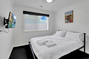 3 bedrooms, iron/ironing board, WiFi, bed sheets