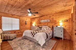 3 室のベッドルーム、アイロン / アイロン台、旅行用ベビーベッド、WiFi (無料)