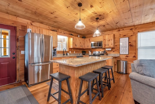 Private Cabin for 8 | Fire Pit, Games | Near Helen