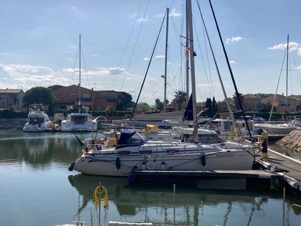 Ein Yachthafen mit mehreren Segelbooten.