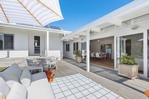 Outdoor dining - Jasmine's Cottage | Heated Pool In Perfect Sorrento Location (Sorrento)