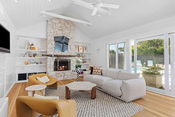 TV, offices - Jasmine's Cottage | Heated Pool In Perfect Sorrento Location (Sorrento)