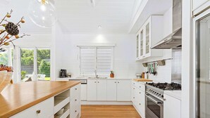 Coffee/tea maker, fridge, microwave, oven - Jasmine's Cottage | Heated Pool In Perfect Sorrento Location (Sorrento)