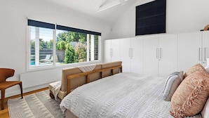 4 bedrooms, iron/ironing board, WiFi, bed sheets - Jasmine's Cottage | Heated Pool In Perfect Sorrento Location (Sorrento)