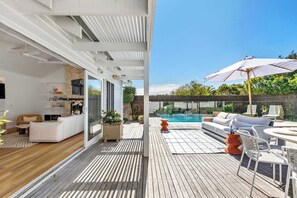 Outdoor dining - Jasmine's Cottage | Heated Pool In Perfect Sorrento Location (Sorrento)