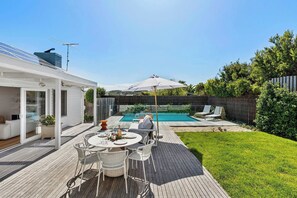 Outdoor dining - Jasmine's Cottage | Heated Pool In Perfect Sorrento Location (Sorrento)