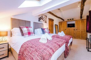 4 bedrooms, iron/ironing board, travel cot, free WiFi - Luxurious & Private Home w/ Hot Tub & Log Burner! (Lake District)