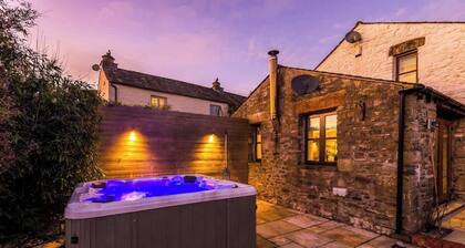Luxurious & Private Home w/ Hot Tub & Log Burner!