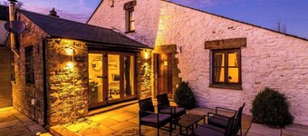 Luxurious & Private Home w/ Hot Tub & Log Burner!