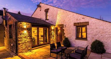 Luxurious & Private Home w/ Hot Tub & Log Burner!