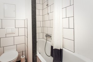 Een haardroger, handdoeken, zeep, toiletpapier