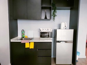 Refrigerador, microondas, tetera eléctrica y comedor 