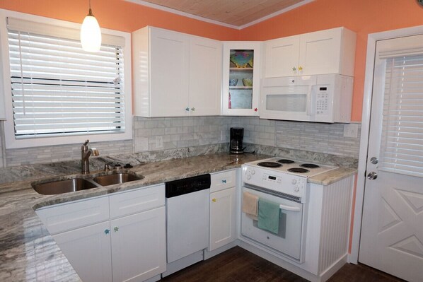 ثلاجة، ميكروويف، فرن، موقد طهي مسطح