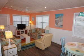 TV, books - Venture Out #41 Gulf Loop 2bd, 1ba WITH GOLF CART!!! (Panama City)