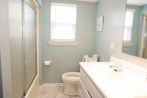 Ein Badezimmer mit Toilette, Waschbecken und Dusche.