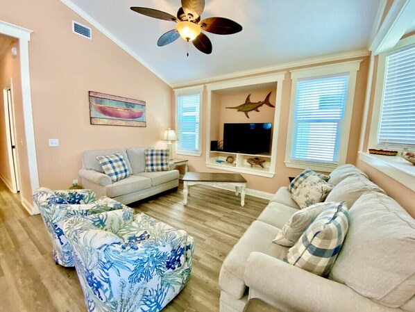 TV, books - Venture Out #152 Gulf Loop Beautiful Spacious Beach House With Golf Cart!! (Panama City)