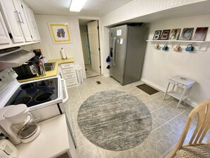 Kühlschrank, Mikrowelle, Herdplatte, Geschirrspüler