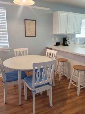 Dining - Venture Out, #352 Amberjack Dr. Comes WITH GOLF CART! (Panama City)