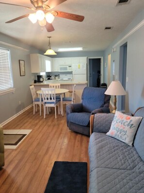 TV, lettore DVD, libri