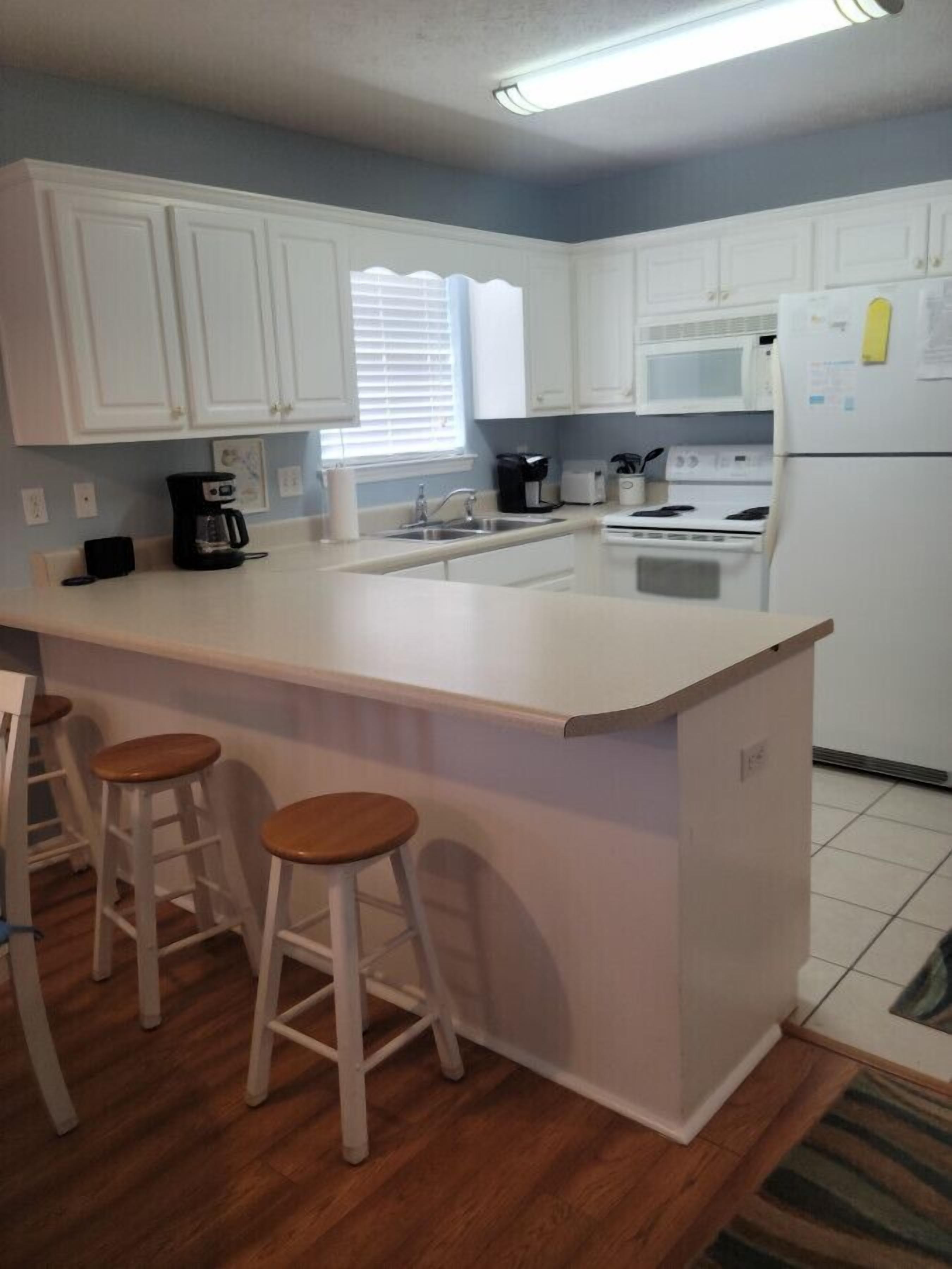 Frigorifero, microonde, piano cottura, lavastoviglie