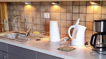 KylskÄp, kaffe- och tebryggare, vattenkokare och grytor/köksredskap