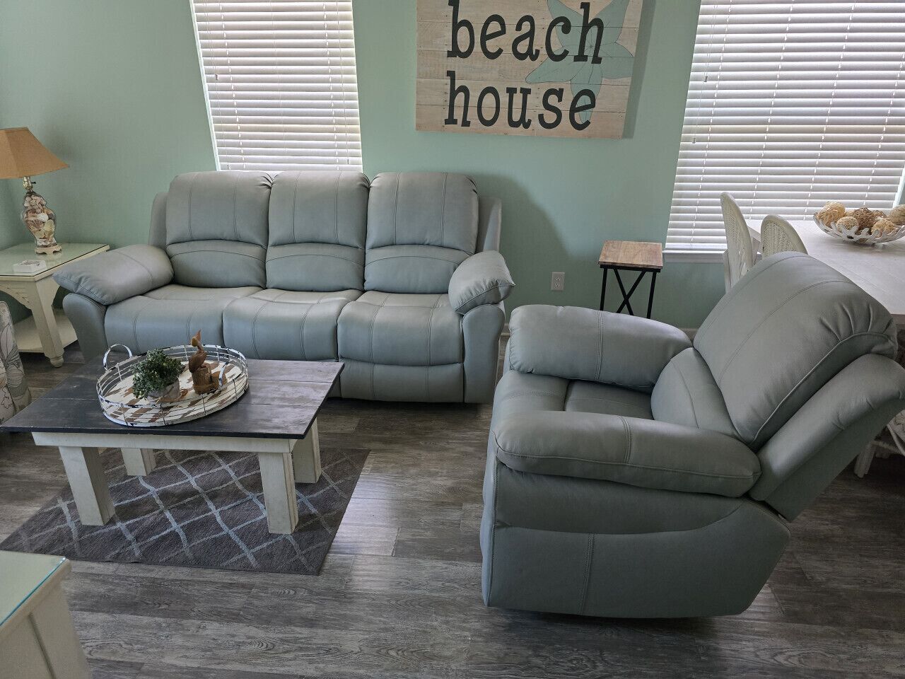 Téléviseur, lecteur de DVD, livres