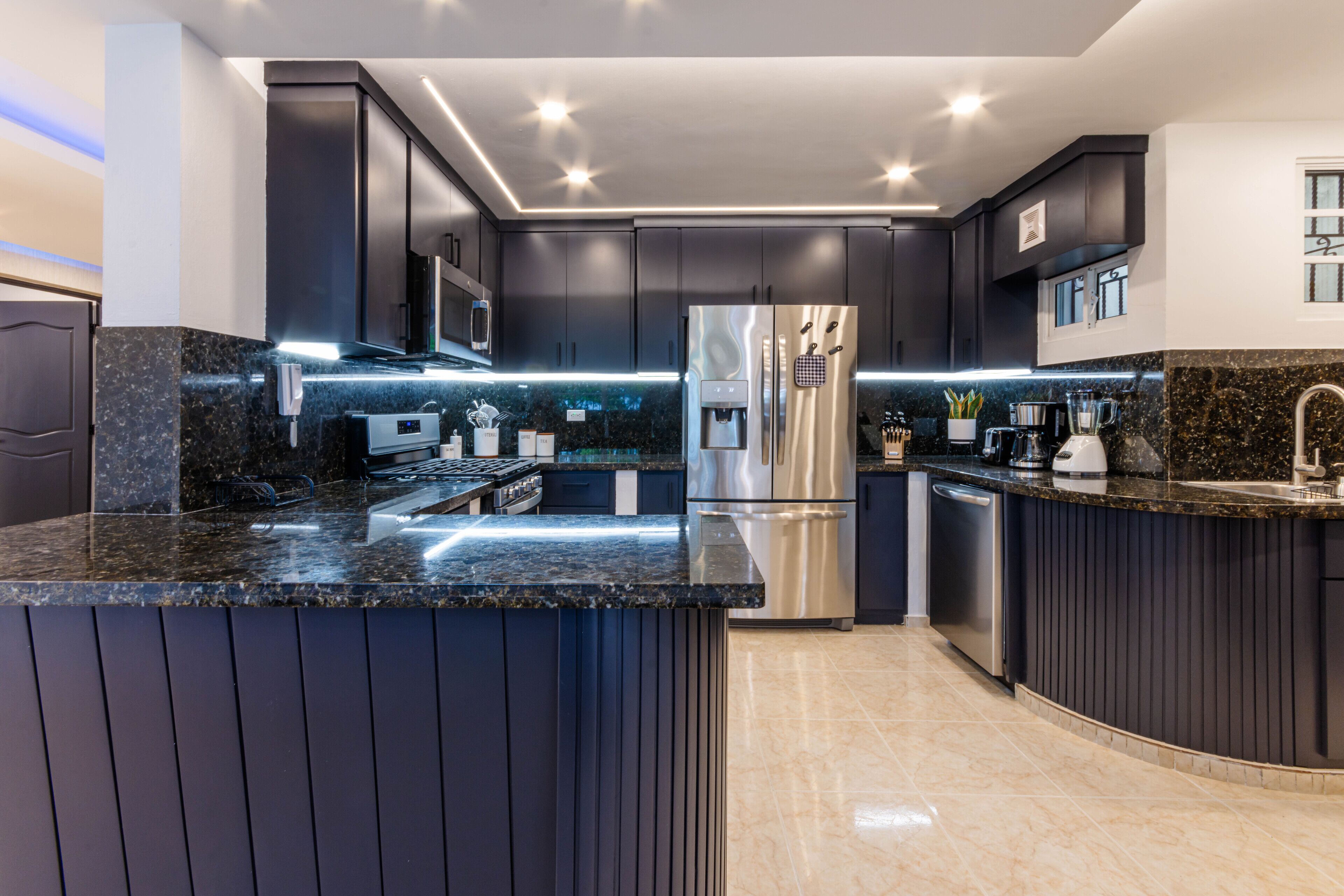 Full-sized fridge, microwave, oven, stovetop