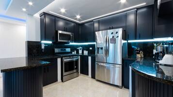 Full-sized fridge, microwave, oven, stovetop