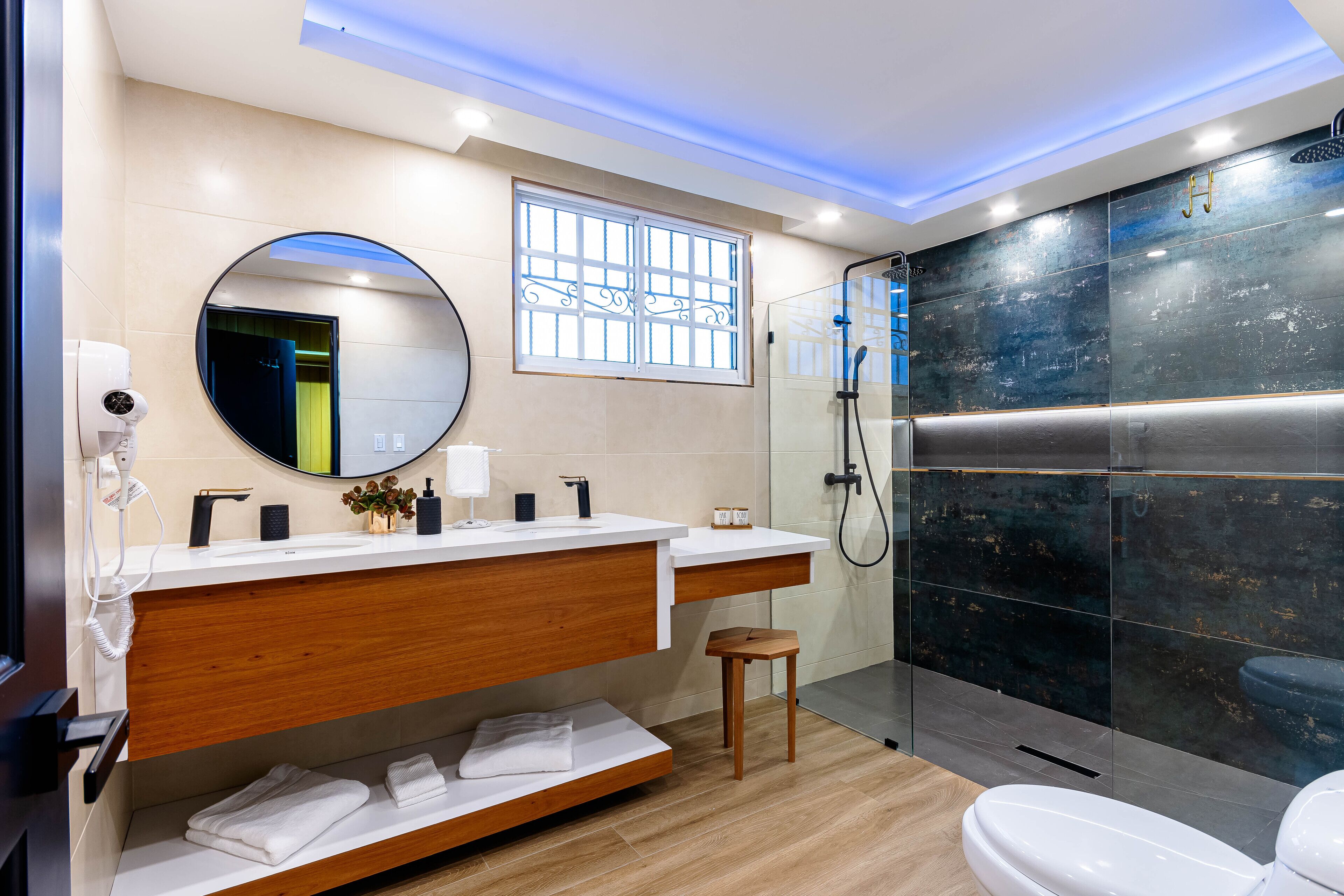 Deluxe Apartment | Bathroom | Shower, rainfall showerhead, hair dryer, towels
