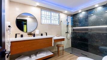 Deluxe Apartment | Bathroom | Shower, rainfall showerhead, hair dryer, towels