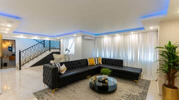 Luxury Apartment | 2 bedrooms, hypo-allergenic bedding, laptop workspace, free WiFi