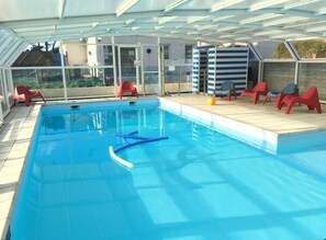 Indoor pool, a heated pool - House 4/6 persons with heated swimming pool, 100 m from the beach (Le Conquet)