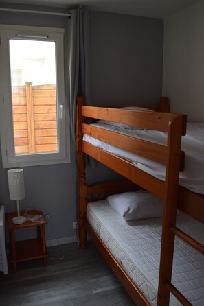 2 bedrooms, iron/ironing board, free WiFi