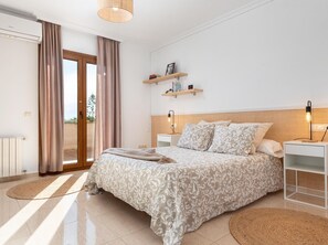 4 slaapkamers, een strijkplank/strijkijzer, wifi, beddengoed