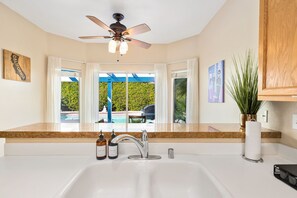 Deluxe House | Private kitchen | Fridge, microwave, oven, dishwasher - Golfers paradise Pool Spa Epic Game room (Indio)