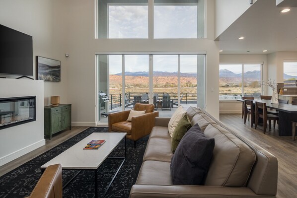 Smart TV, fireplace, Netflix, Hulu