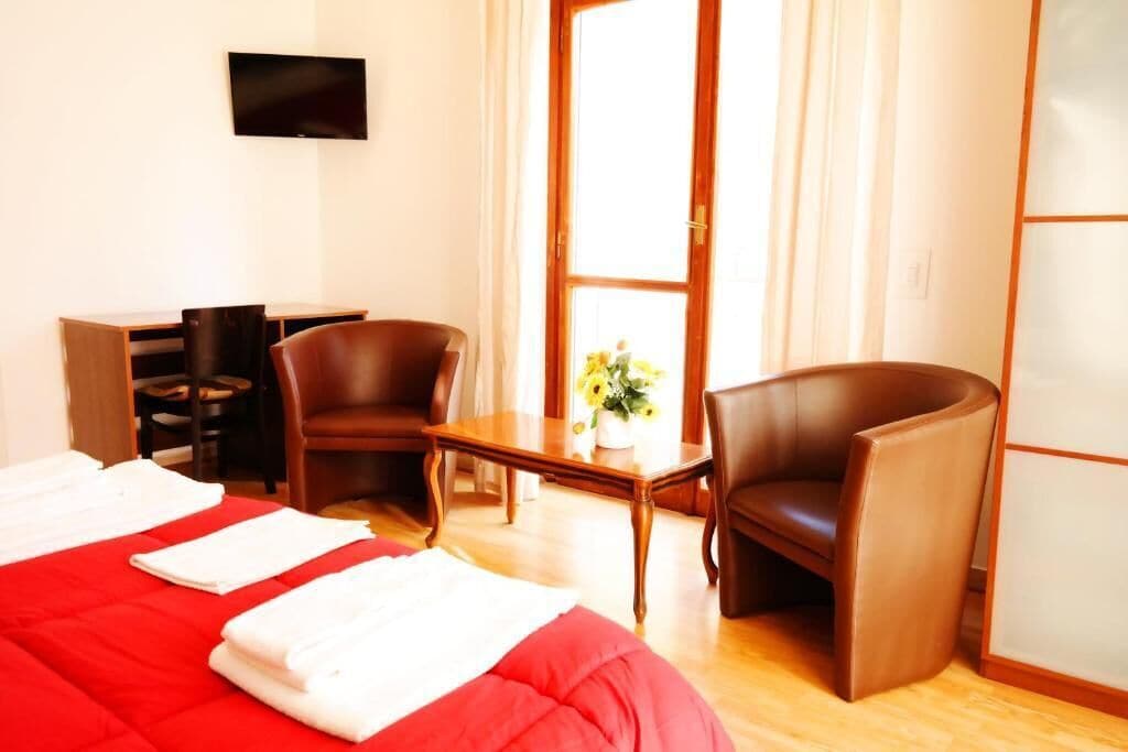 Una scrivania, Wi-Fi gratuito