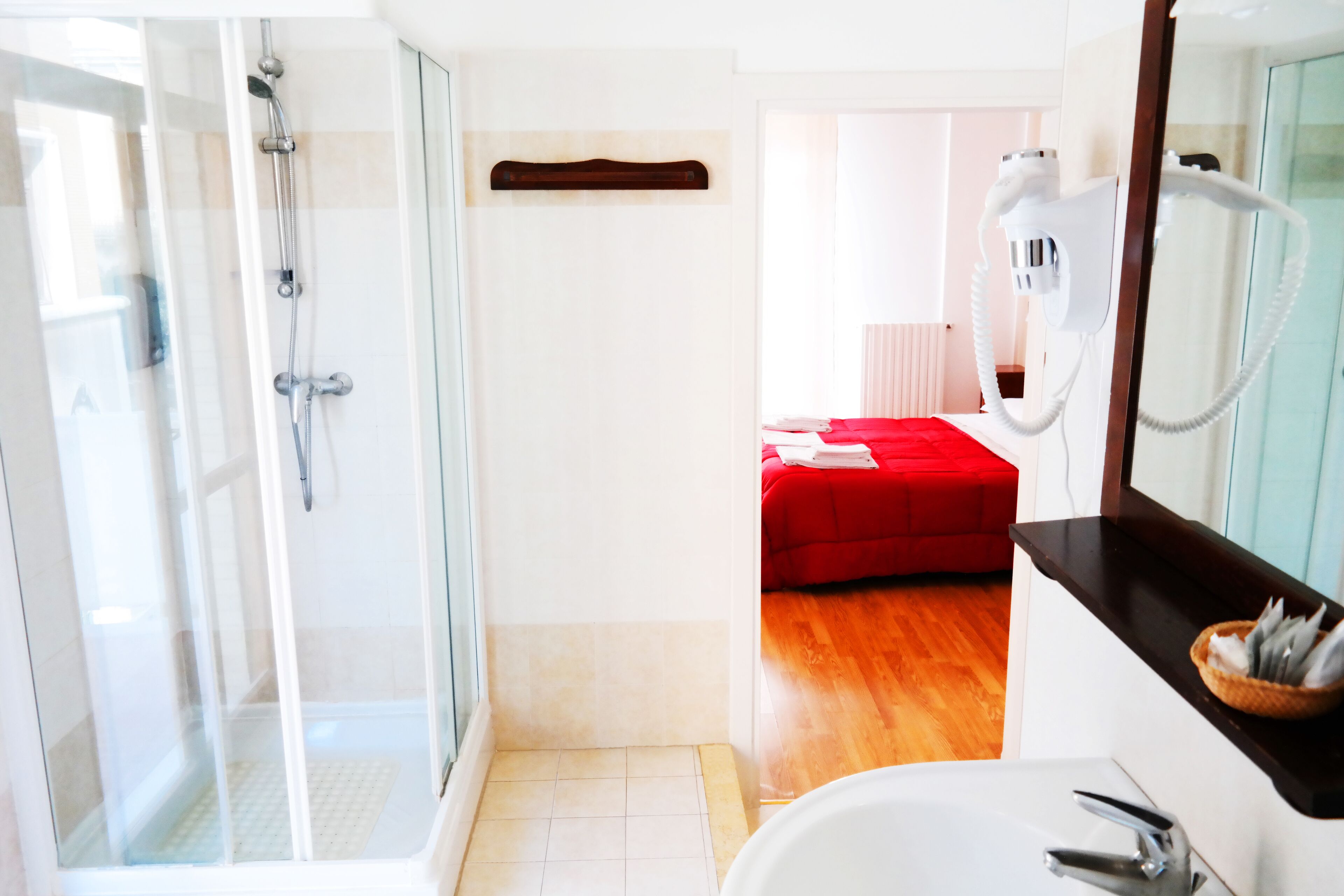 Asciugacapelli, bidet, asciugamani, sapone