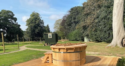 Ormesby Manor - Shepherd's hut Gamekeeper