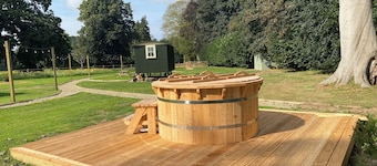Ormesby Manor - Shepherd's hut Gamekeeper
