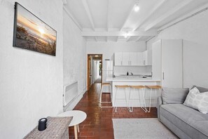 TV - Charming 2-Bed Town House Near Market (South Melbourne)