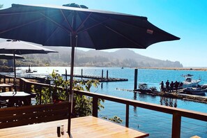 Outdoor dining - Bright Oceanfront Oasis ~ Stunning Views ~ Beach! (Rockaway Beach)